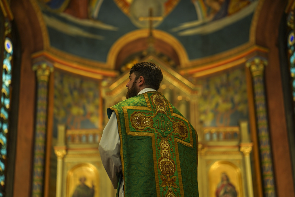 František před oltářem v kostele Sv. Remigia, foto: Adela Bellini
