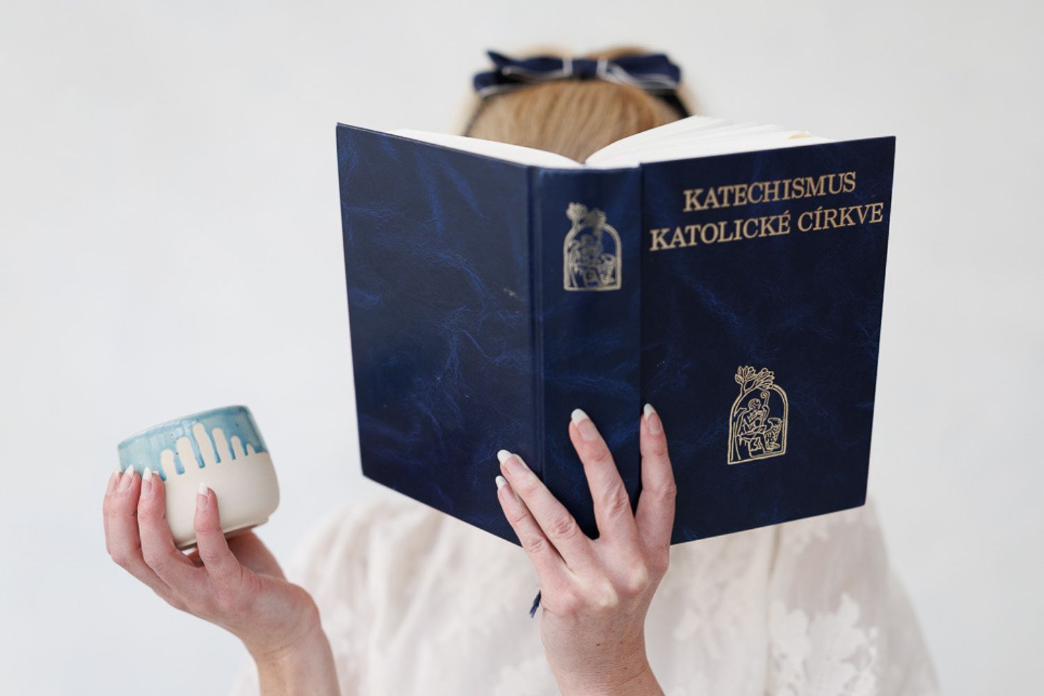 Nový merch přináší něco víc než jen krásný předmět. Stává se symbolem propojení lidí, kteří chtějí vrátit varhanám jejich hlas. V čakovické dílně Ateliér LiŠák vznikají ručně vyráběné hrnečky.