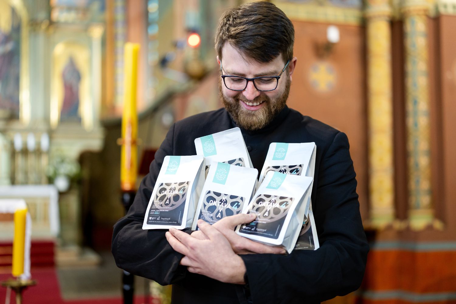 Někdy stačí jediný šálek, aby pomohl dobré věci. S radostí vám představujeme náš další merch, výběrovou kávu Oktáva 4′. Vznikla ve spolupráci s českou pražírnou Nordbeans z Jizerských hor.
